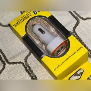 Dual port car charger 🔌 orange